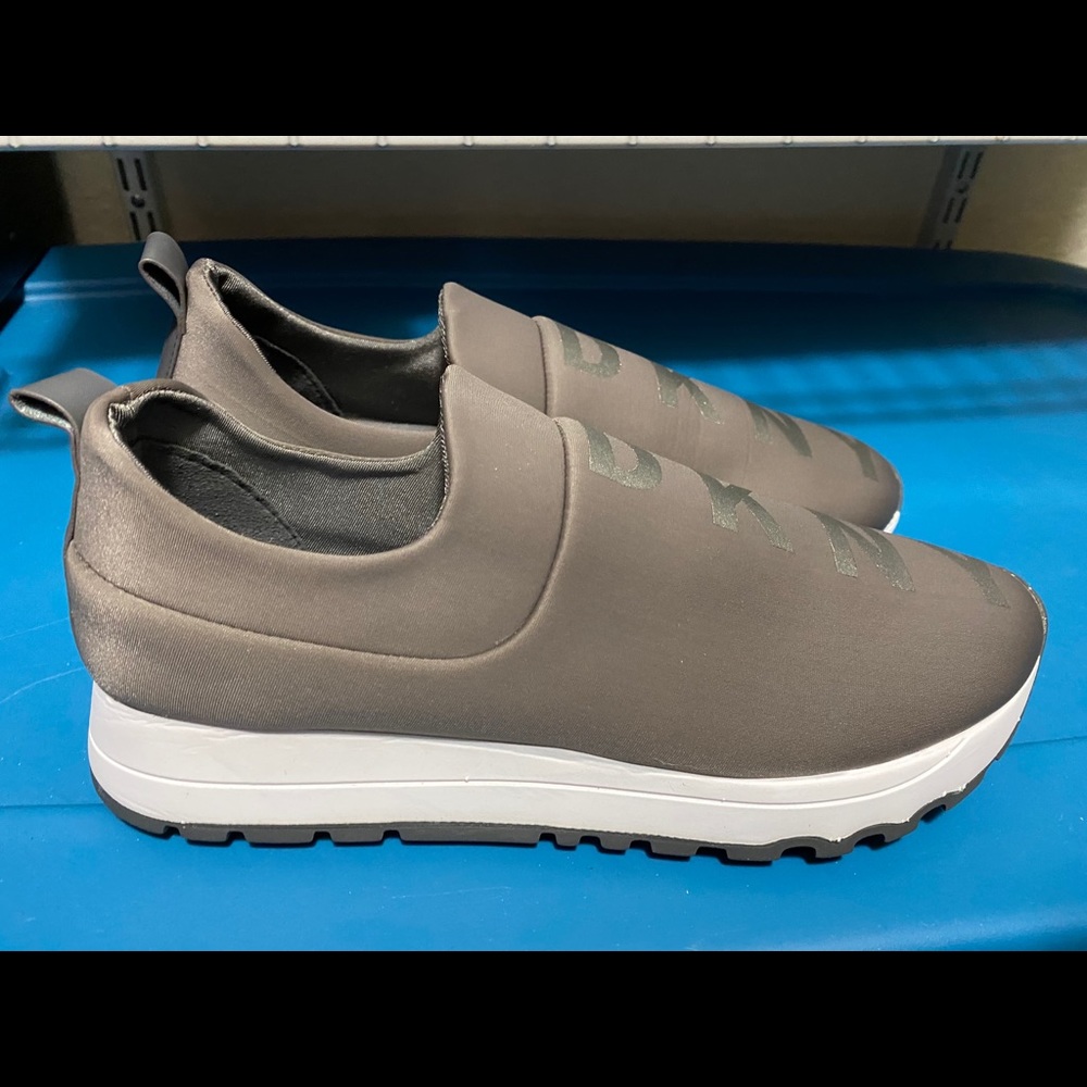 DKNY Jadyn Sneakers gray size 7.5 brand new